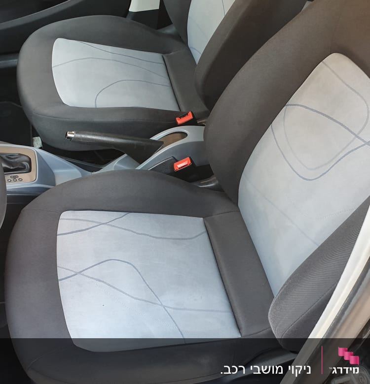 מושבי רכב נקיים עם ריפוד אפור כהה ובהיר